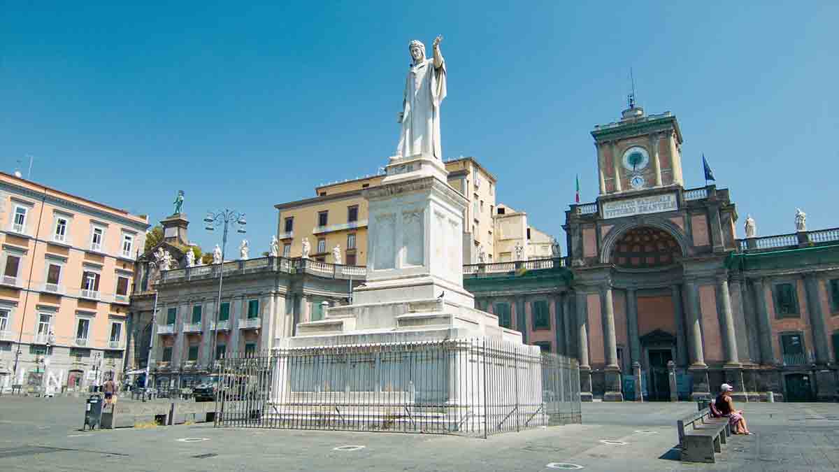 Piazza Dante Orologio Astronomico