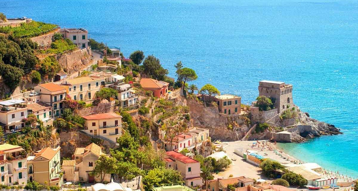 S Agata Sui Due Golfi Sant'Agata sui Due Golfi, il paese in bilico tra due mari