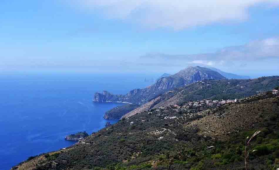 Sant'Agata sui Due Golfi, il paese in bilico tra due mari Sant'Agata sui Due Golfi, il paese in bilico tra due mari