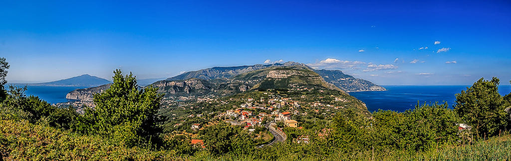 Sant’Agata sui Due Golfi, il paese in bilico tra due mari