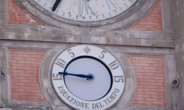 L’orologio astronomico di Piazza Dante segna l’ora esatta