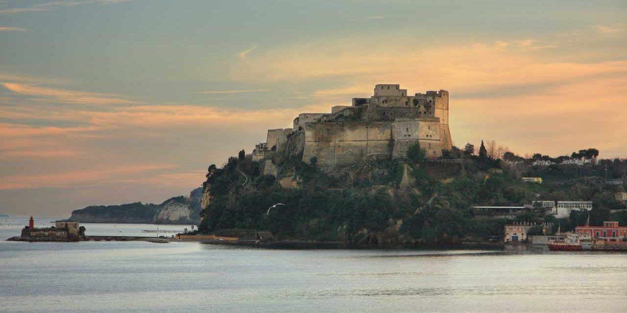 Castello di Baia aperture serali per ammirare il tramonto