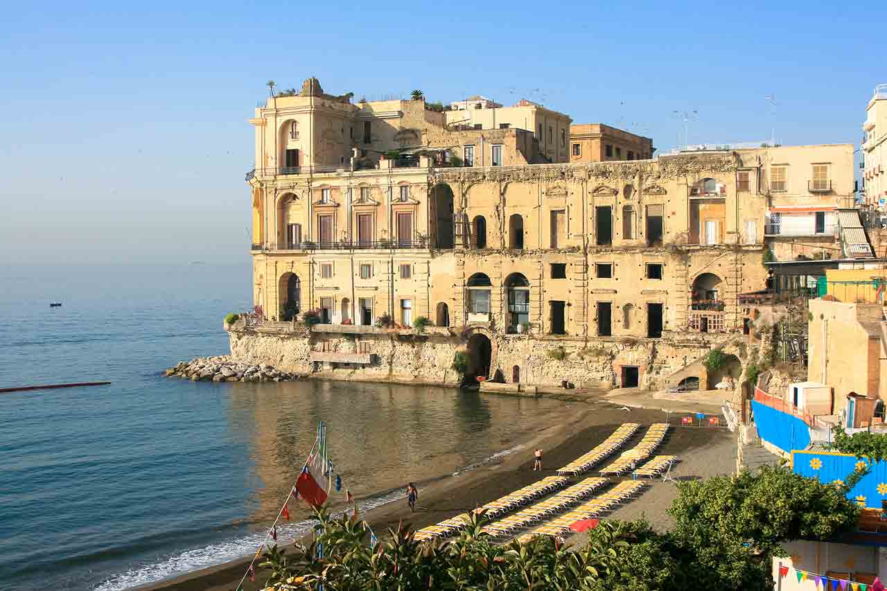 Napoli Palazzo Donna Anna, Via Posillipoi
