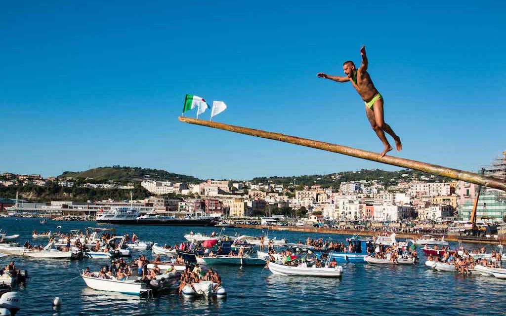 Pozzuoli, Palio del Pennone a mare e i fuochi d’artificio 2018