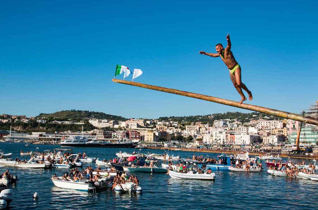 Pozzuoli, Palio del Pennone a mare e i fuochi d’artificio 2018