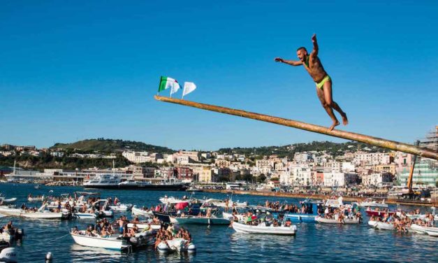 Pozzuoli, Palio del Pennone a mare e i fuochi d’artificio 2018