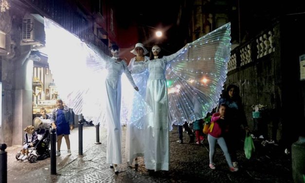 Napoli Buskers Festival a via Toledo con la Compagnia dei Saltimbanchi