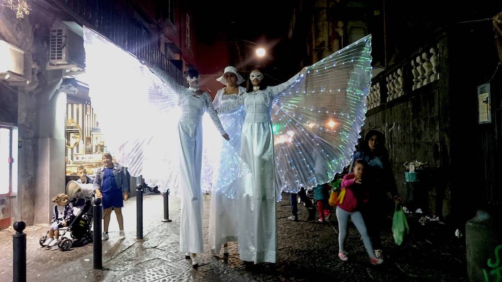 Napoli Buskers Festival a via Toledo con la Compagnia dei Saltimbanchi