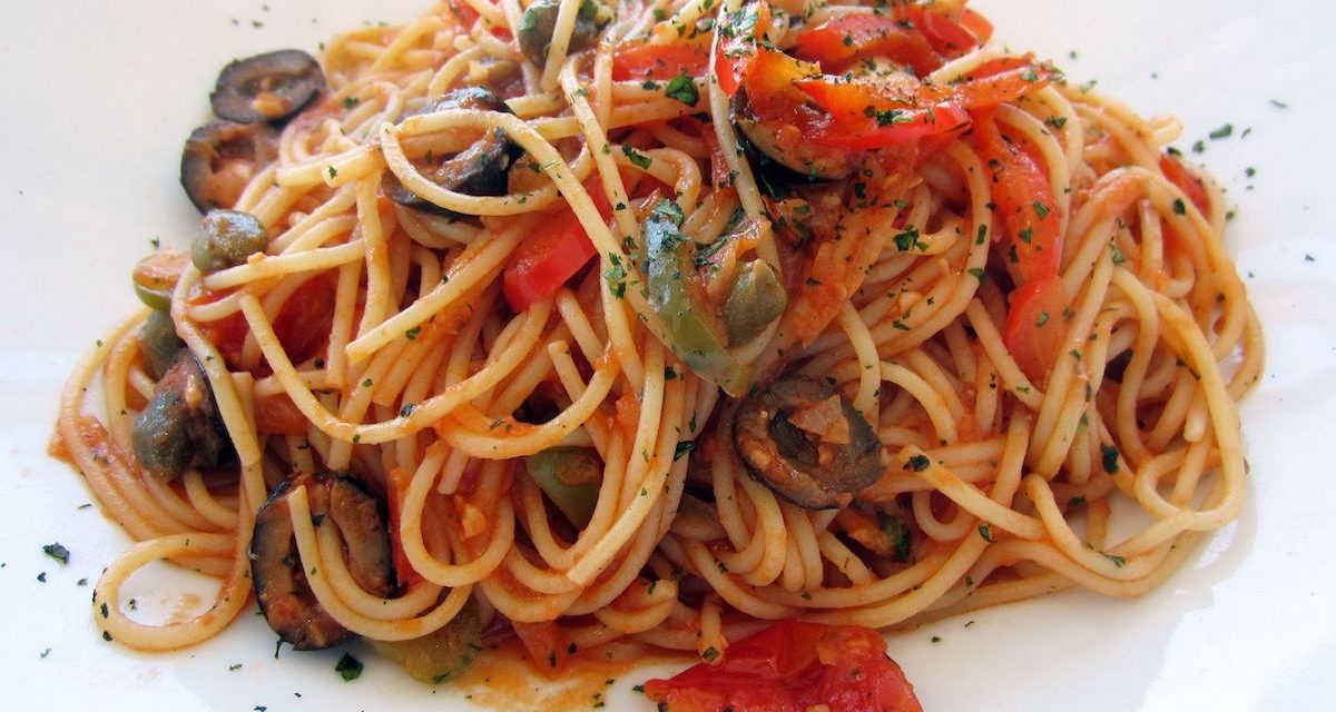 Spaghetti alla puttanesca, un primo piatto dal nome molto insolito