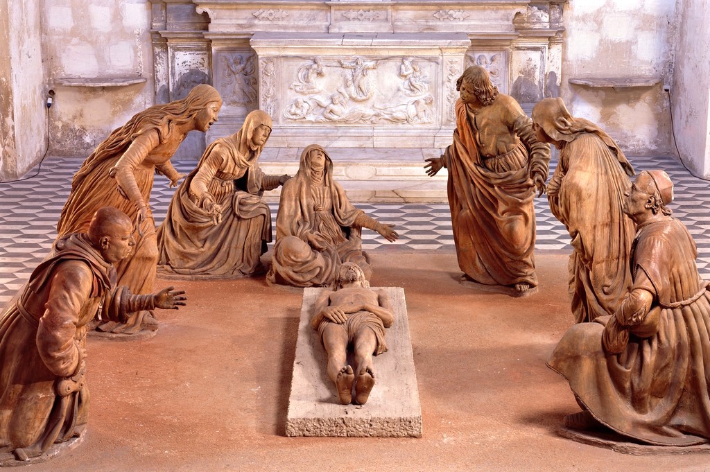 Complesso Monumentale di Sant’Anna dei Lombardi: complesso scultoreo del Compianto sul Cristo morto, un capolavoro in terracotta del modenese Guido Mazzoni
