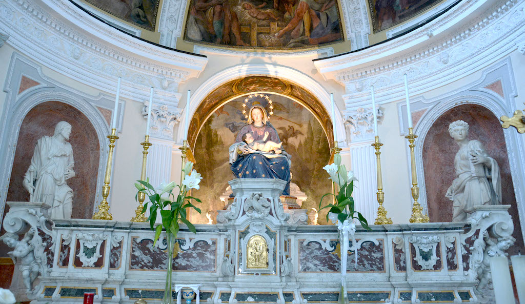 Chiesa di Santa Maria del Parto a Mergellina, arte e leggenda