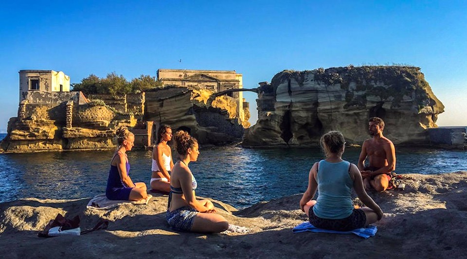 YoGaiola 2019, torna a Napoli lo yoga a due passi dal mare