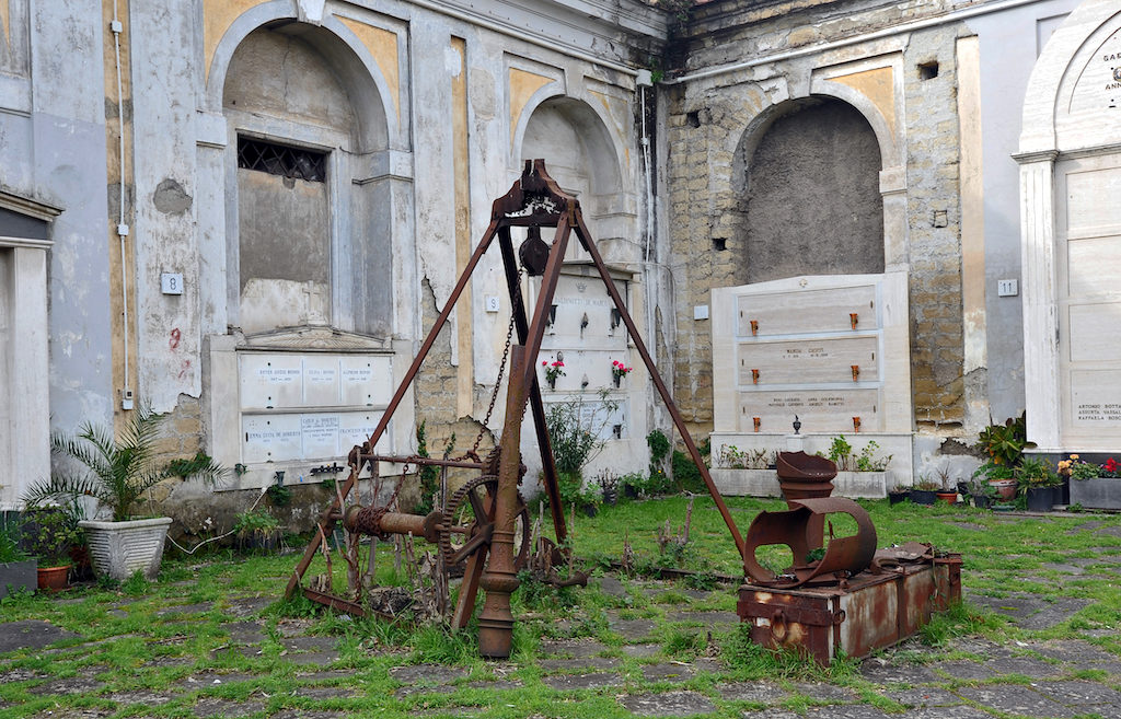 Cimitero delle 366 fosse Napoli
