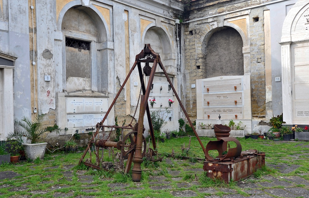 Macchina Funebre, Cimitero delle 366 fosse Napoli