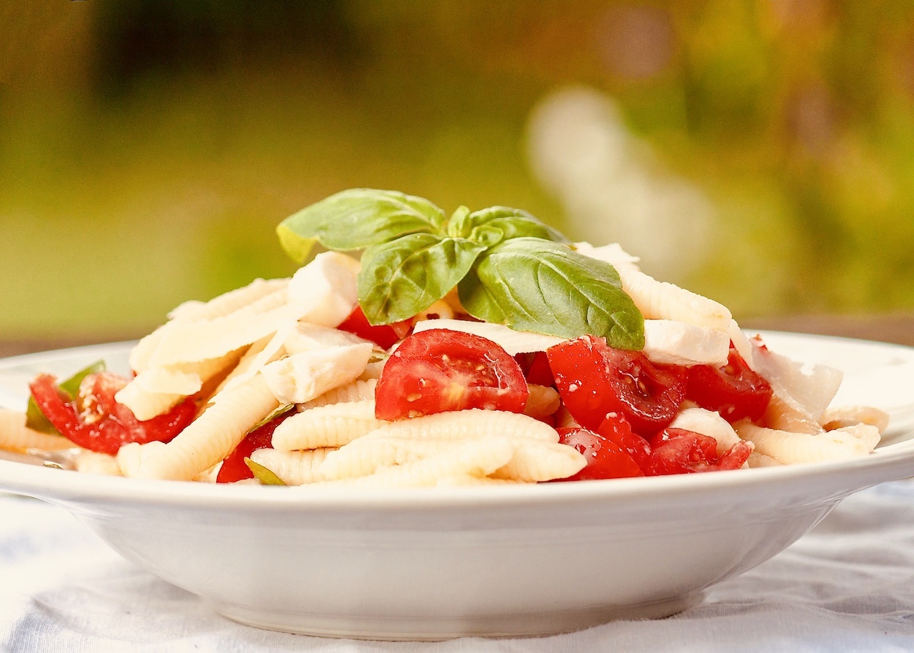 Insalata di pasta fredda alla Caprese