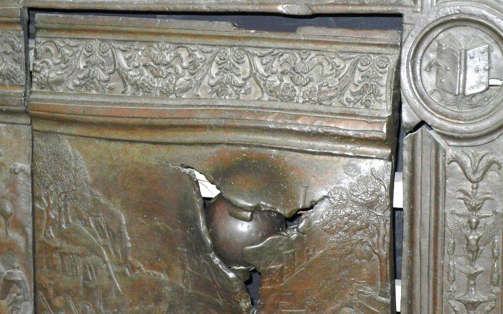 Porta di bronzo del Maschio Angioino e la palla di cannone