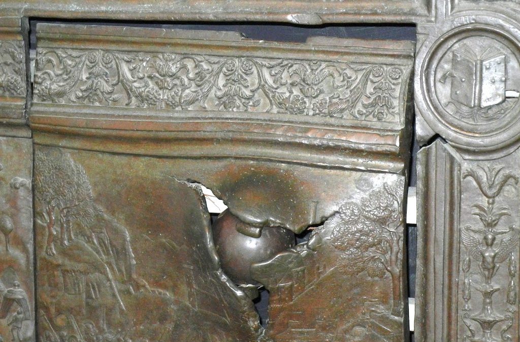 Porta di bronzo del Maschio Angioino e la palla di cannone