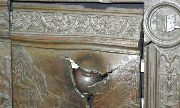 Porta di bronzo del Maschio Angioino e la palla di cannone