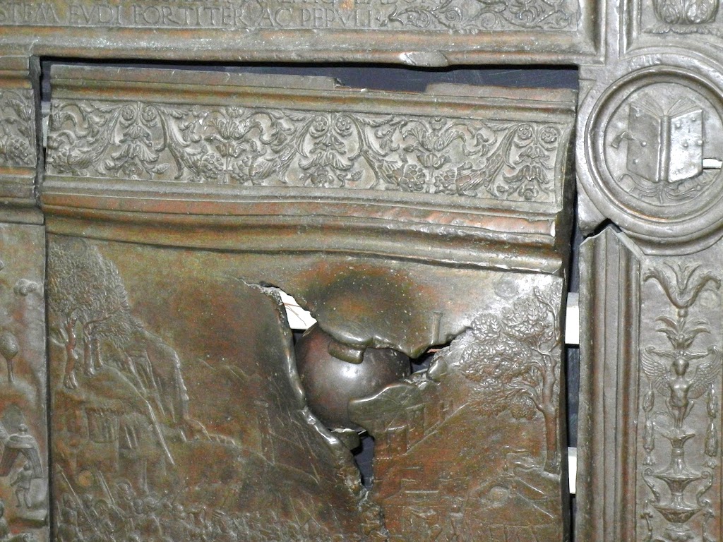 Palla di cannone - Porta di bronzo Castel Nuovo