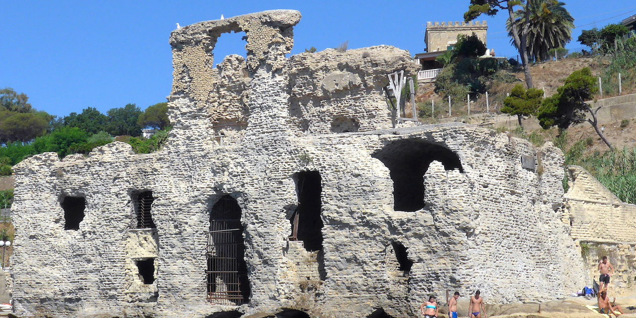 Storia e misteri del Palazzo degli Spiriti a Marechiaro