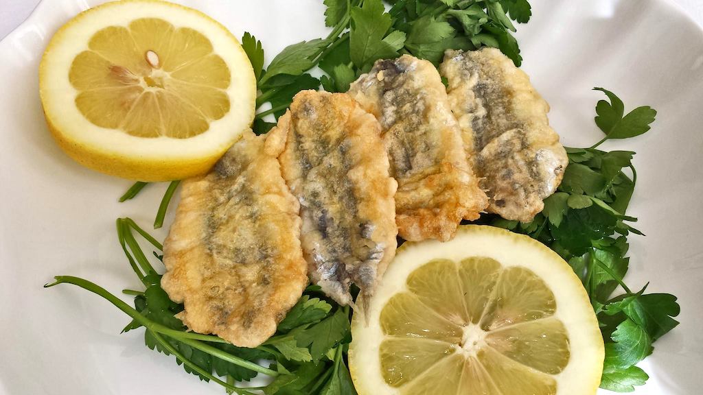 Alici indorate e fritte, piatto tipico di Napoli ricco di sapore