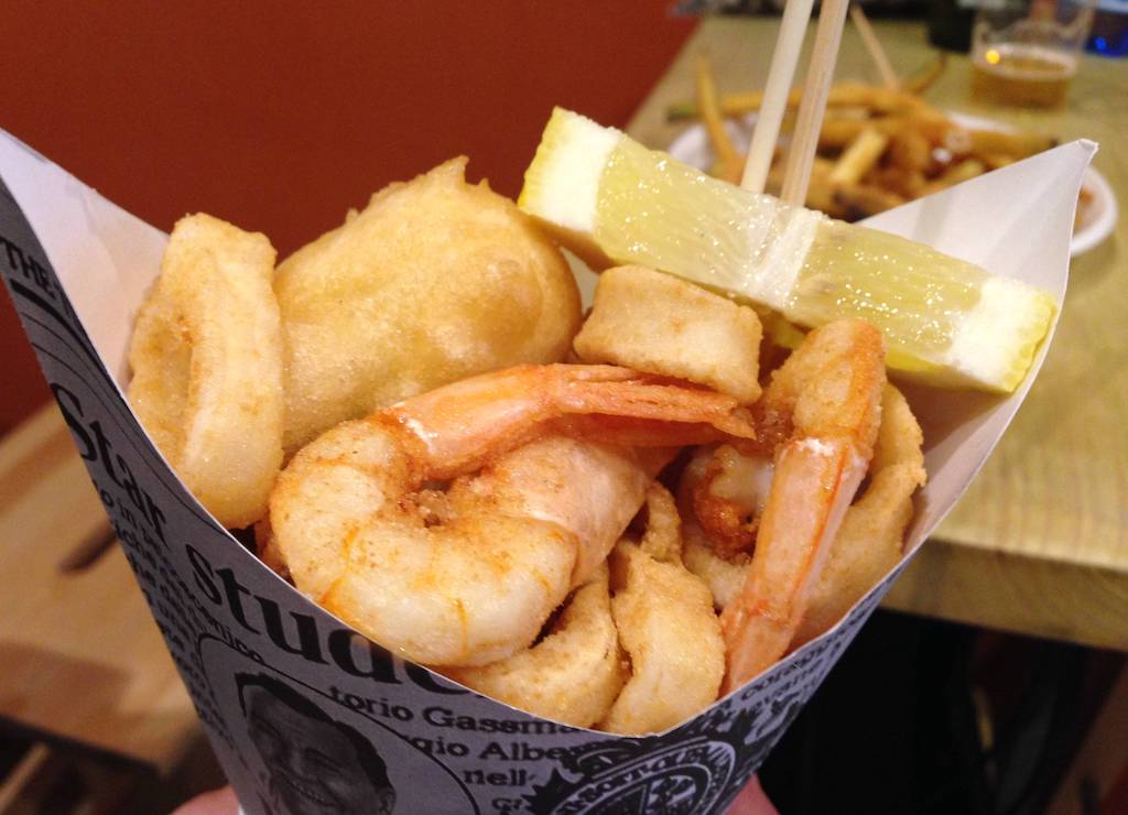 Cuoppo pesce fritto, street food Napoli