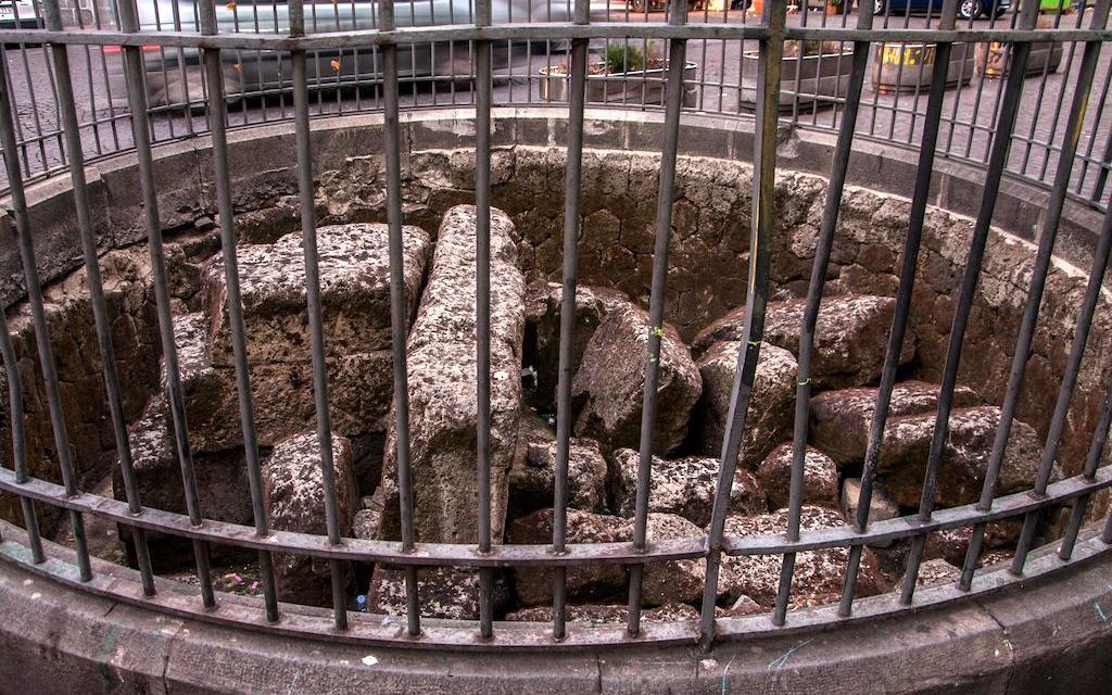 S’arricorda ‘o Cippo a Furcella, storia di un proverbio popolare di Napoli