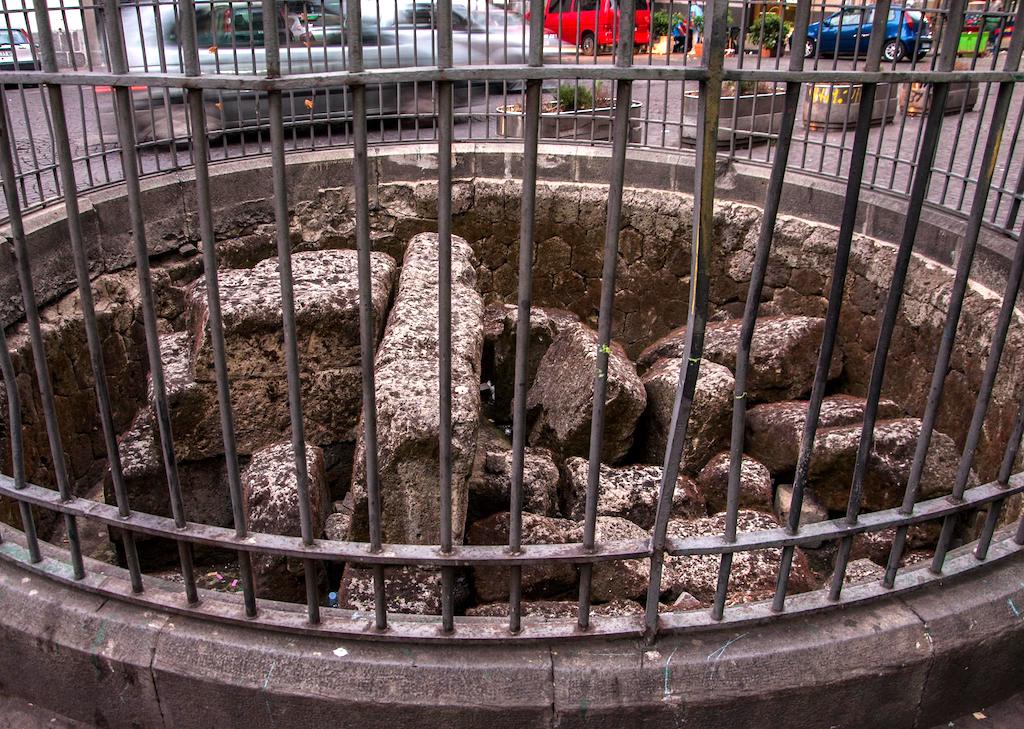 Cippo a Forcella, Napoli