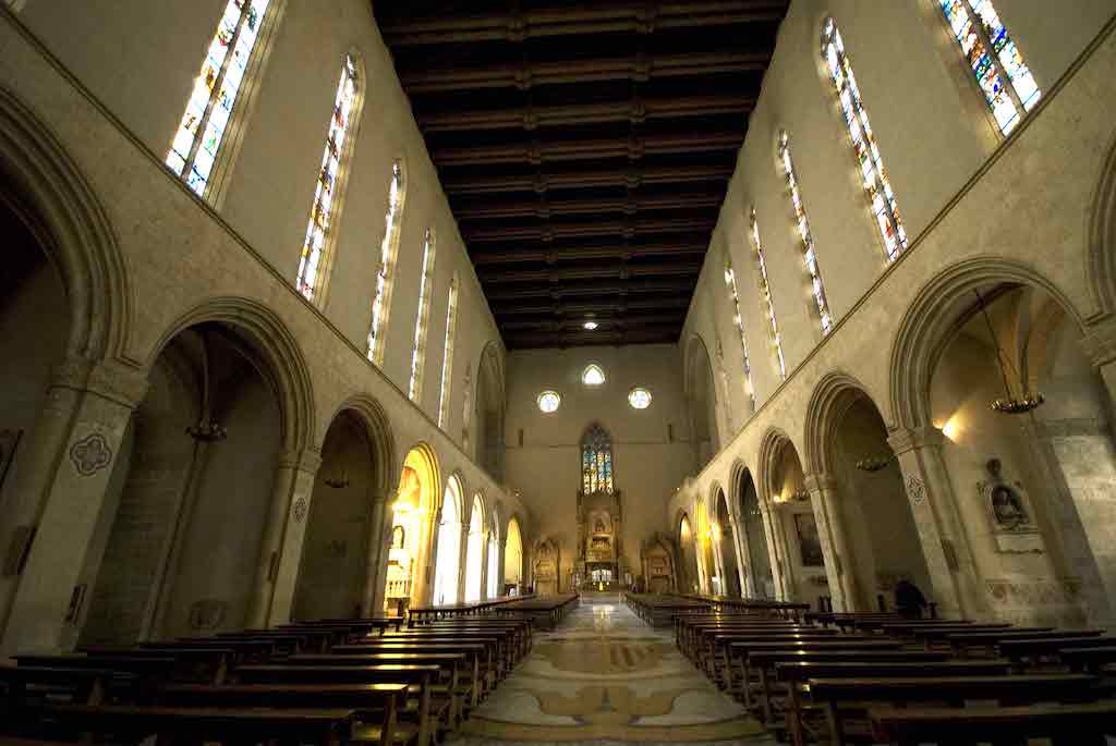 Basilica di Santa Chiara navata centrale