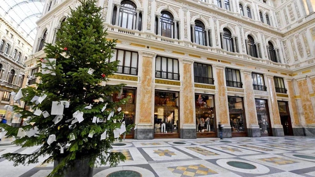 L’Albero di Natale di Napoli si trova in Galleria Umberto