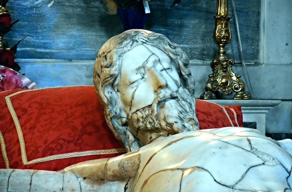 Cristo Crocifisso e Chiesa di San Carlo all’Arena a Napoli