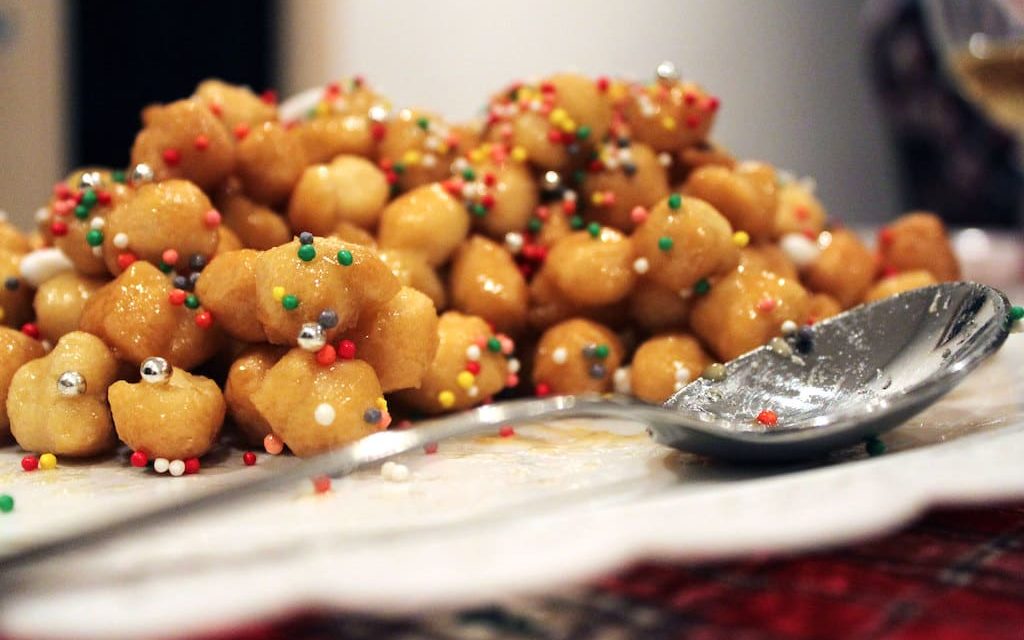 Struffoli napoletani, storia e ricetta del dolce di Natale e Carnevale
