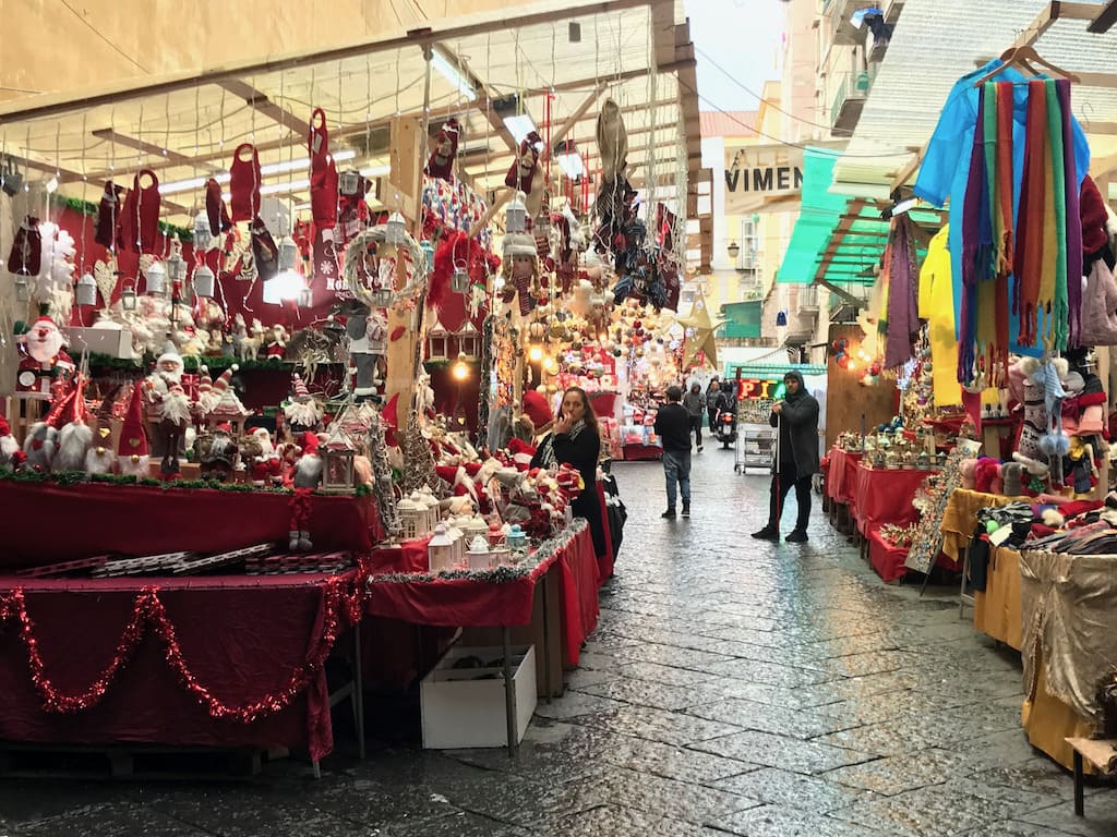 Mercatini di Natale a San Gregorio Armeno, la celebre strada dei pastori a Napoli