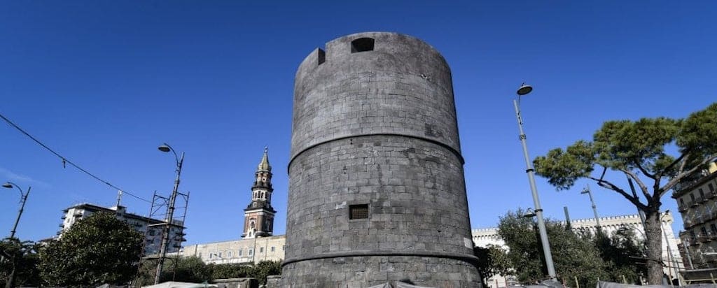 Le Torri Aragonesi di via Marina e il Castello del Carmine