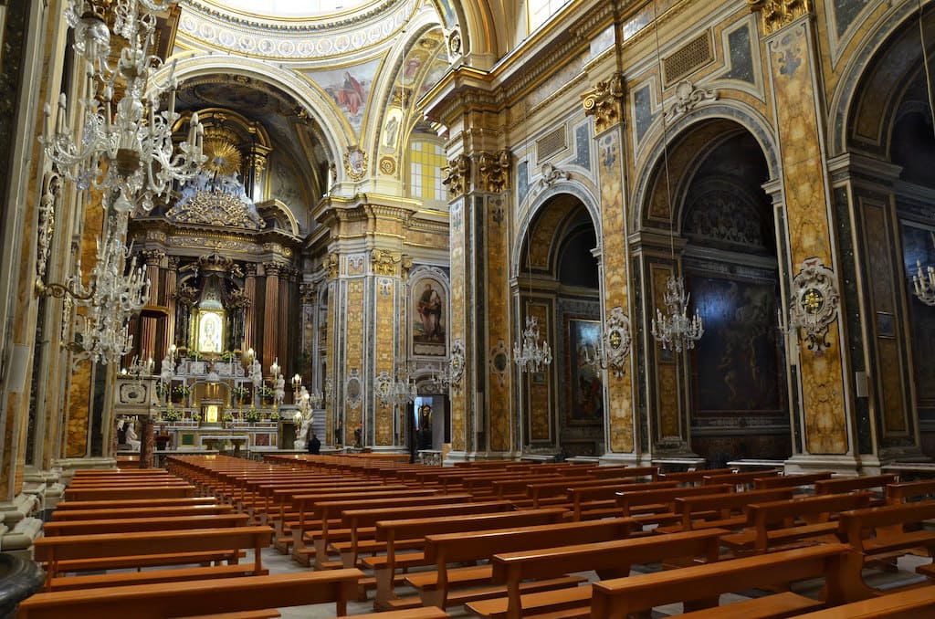Napoli Basilica del Gesu Vecchio interno
