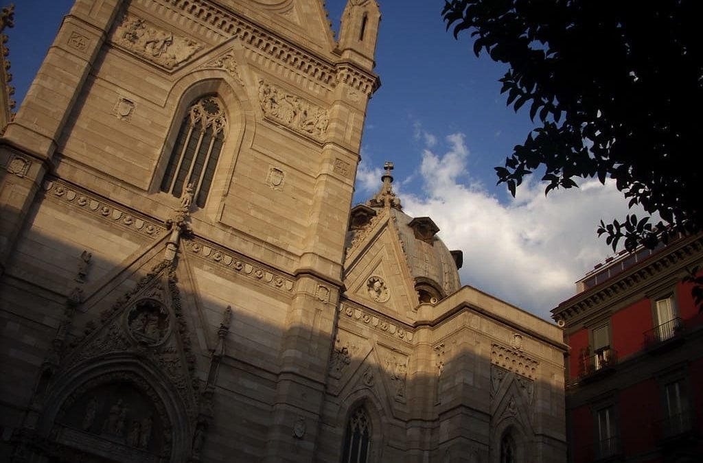 Pasqua 2020 a Napoli, messa e via Crucis a porte chiuse