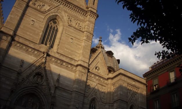 Pasqua 2020 a Napoli, messa e via Crucis a porte chiuse