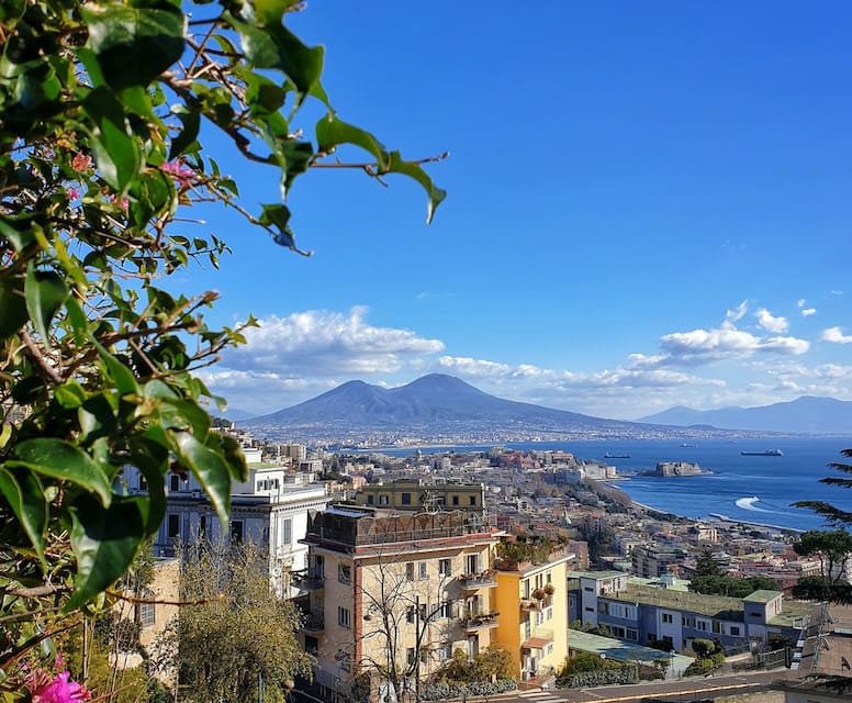 Un giorno all’improvviso Napoli è deserta