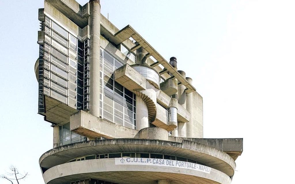 Casa del Portuale, un palazzo astronave nel porto di Napoli