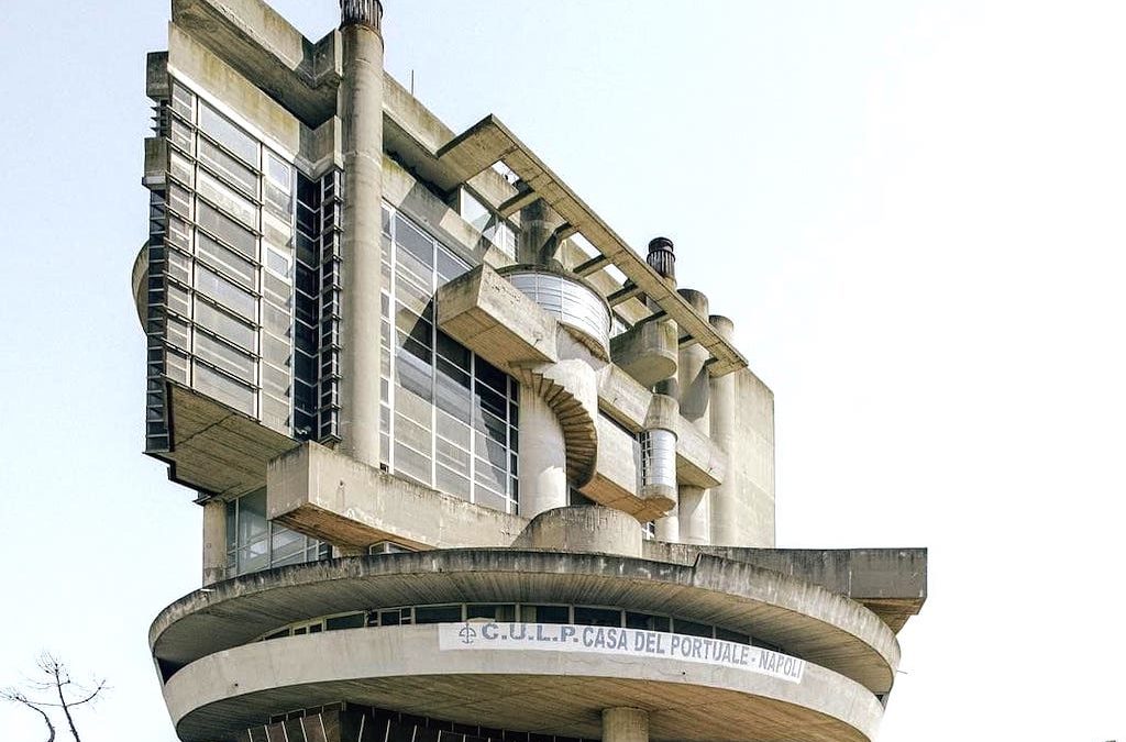 Casa del Portuale, un palazzo astronave nel porto di Napoli
