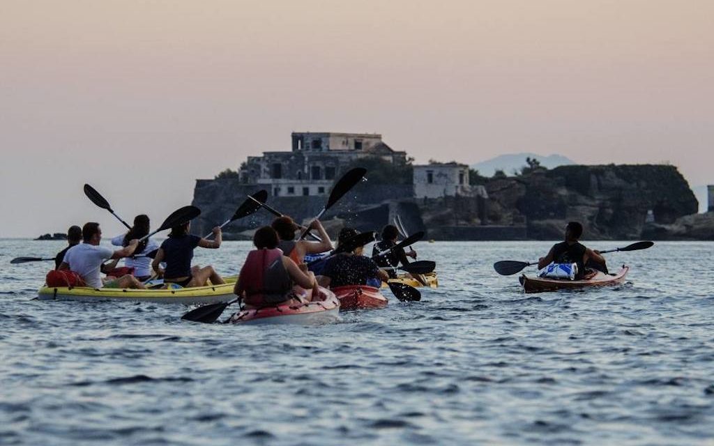 Full Moon in Kayak escursione al tramonto lungo la costa di Posillipo