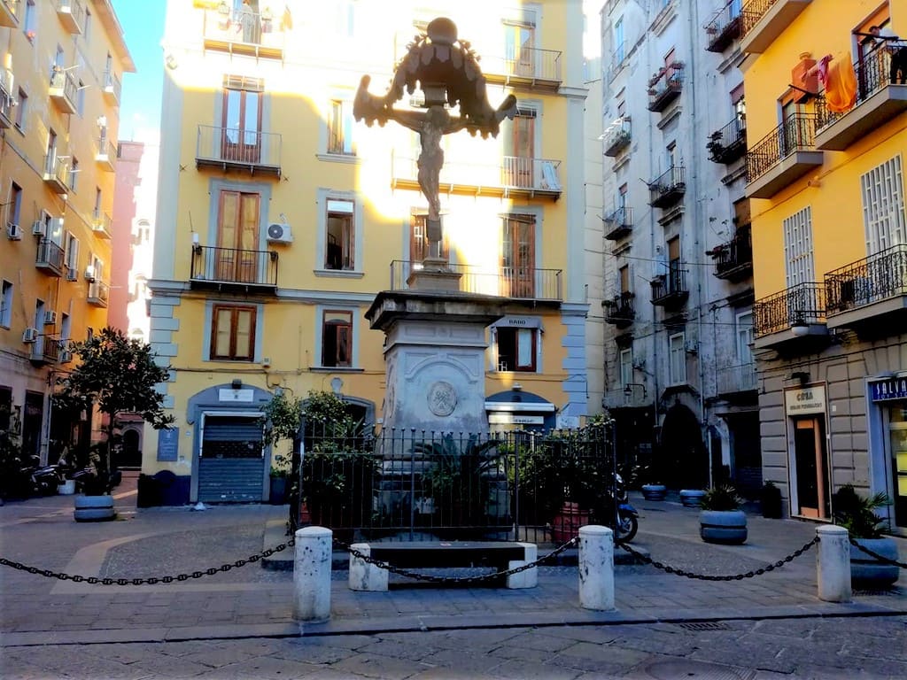 Piazza Orefici, Crocifisso