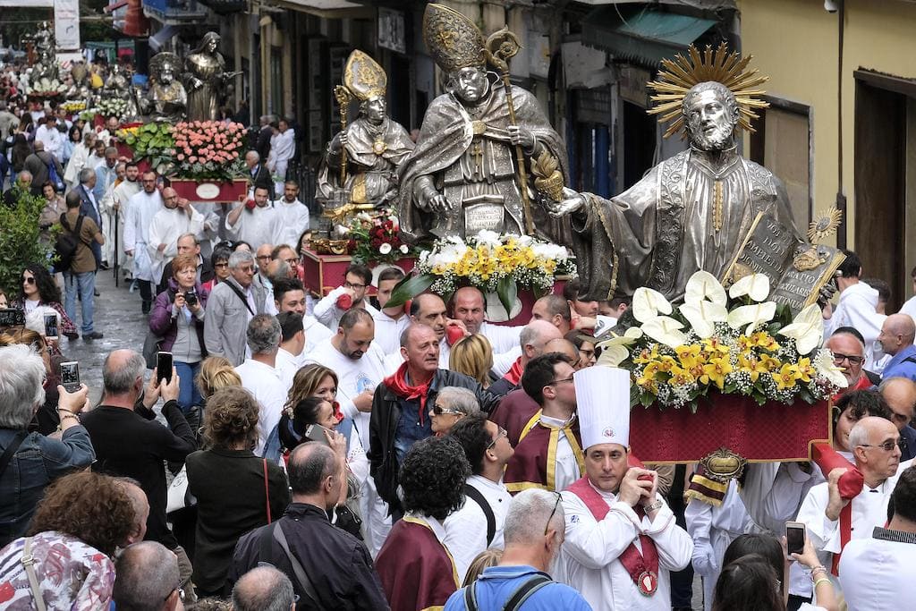 Processione di Maggio, Santi di Napoli