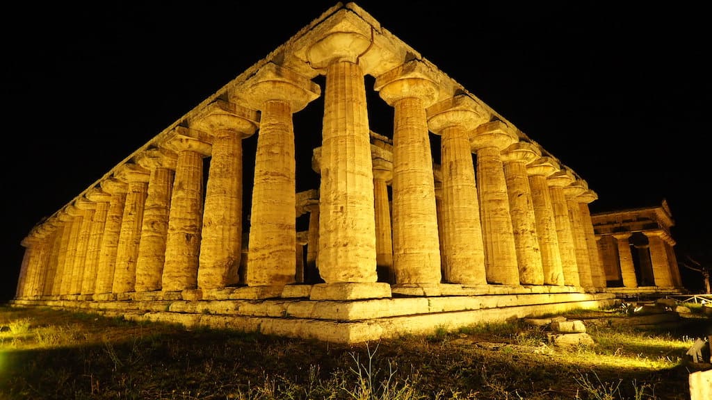 Scavi di Paestum e Velia Aperture notturne a 1 euro