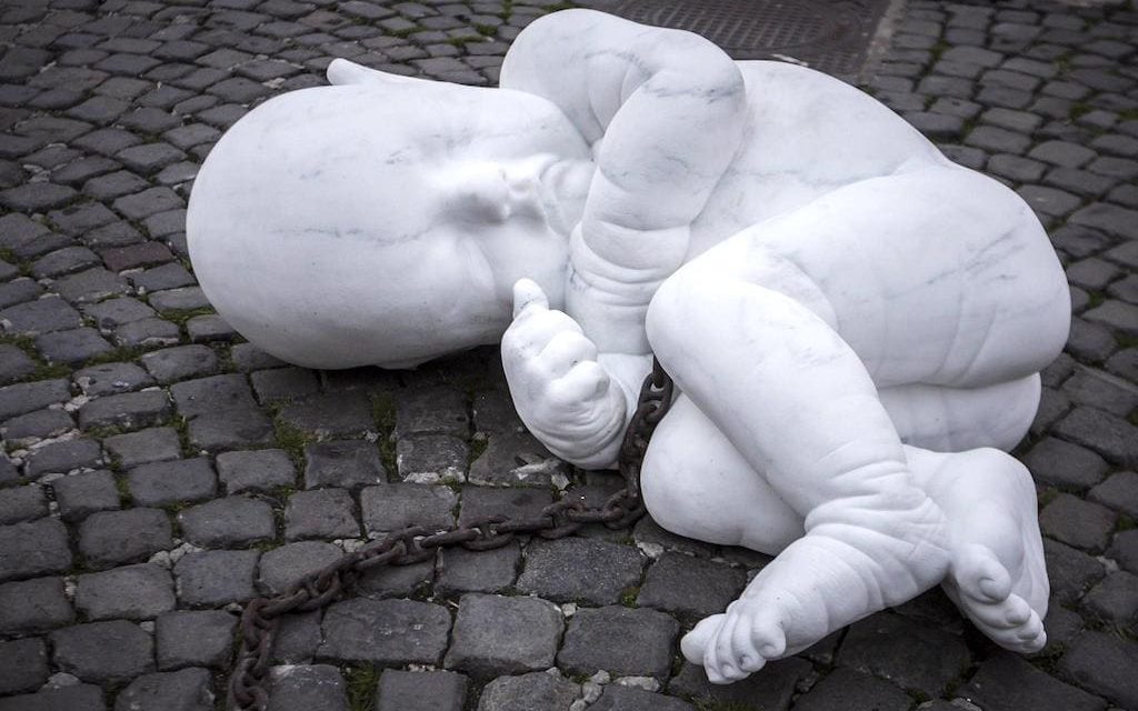 Look down, l’opera di Jago in Piazza Plebiscito a Napoli