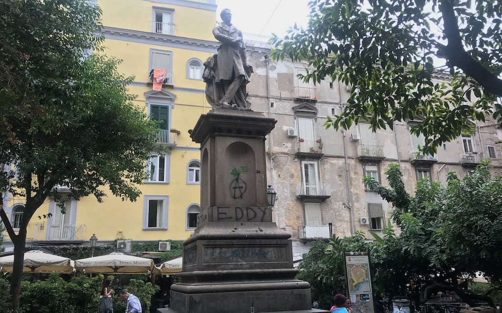 Piazza Bellini e le mura greche di Neapolis