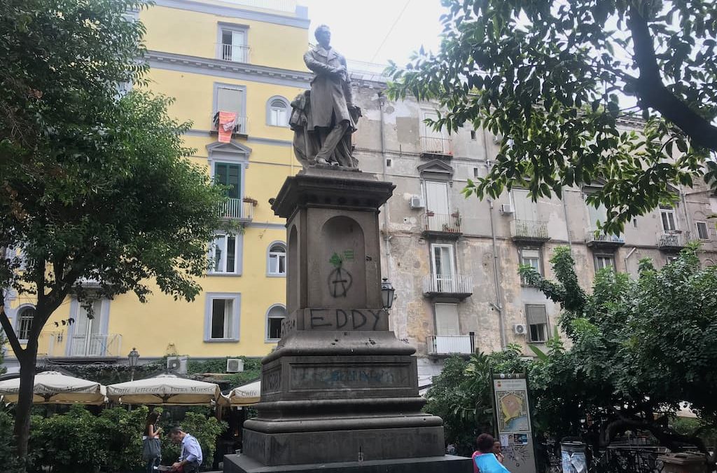 Piazza Bellini e le mura greche di Neapolis