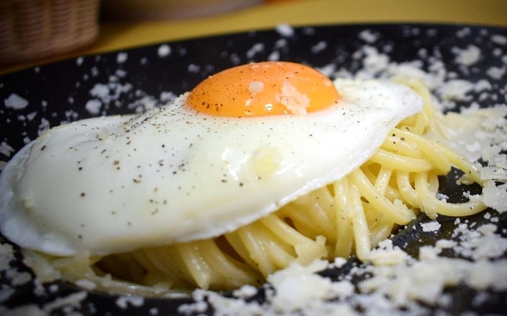 Spaghetti alla Puveriello, piatto tipico di Napoli