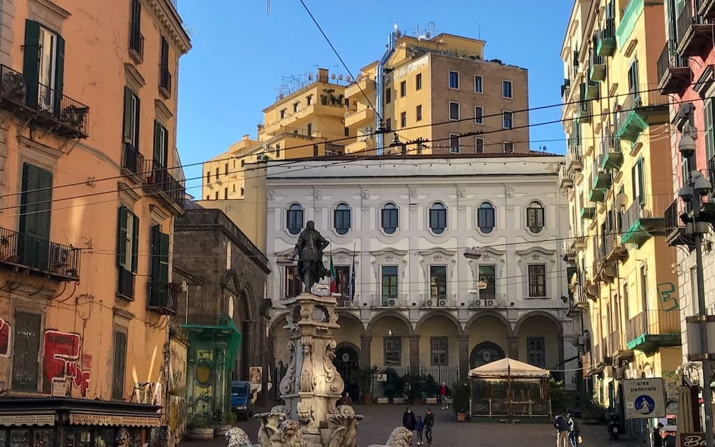 Piazza Monteoliveto e la Fontana di re Carlo II Napoli