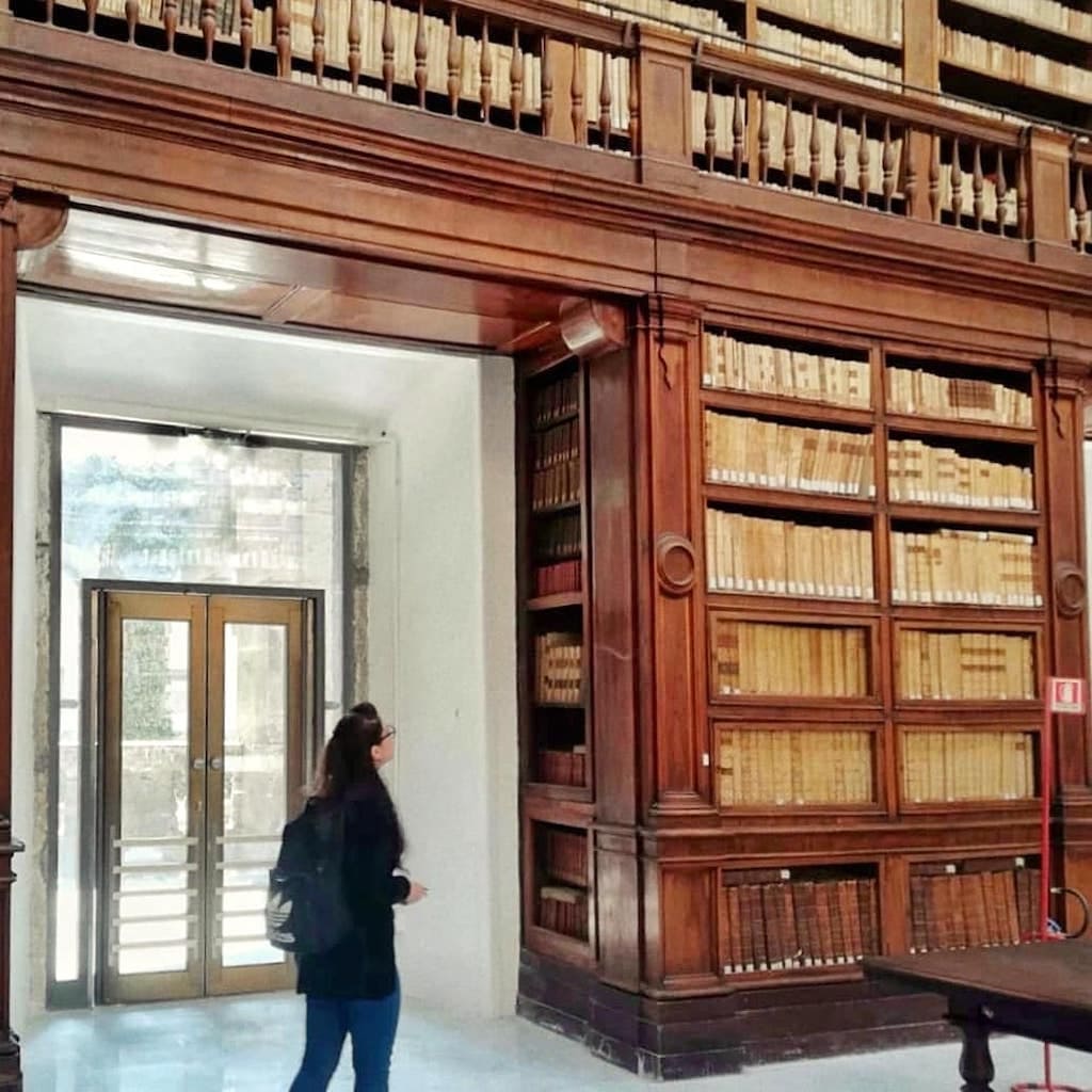 Seguito dell'espulsione dei Gesuiti dal Regno, tra il 1767 e il 1804, Ferdinando IV di Borbone vara un piano di riforma per le scuole di Stato; è cosi che la Regia Università degli Studi e la sua Biblioteca vengono trasferite presso l’ex Collegio Massimo.